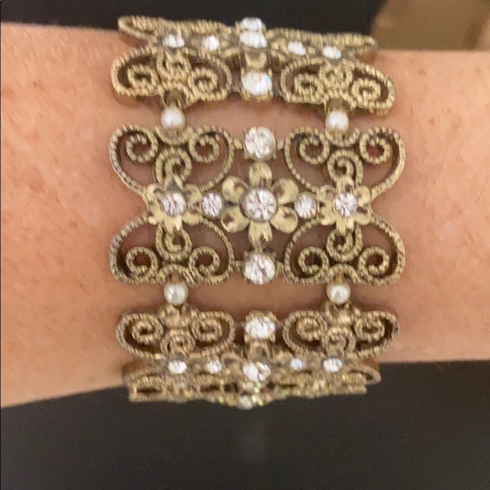 Forever 21 elastic/stretch butterfly bracelet 🦋 - Picture 2 of 6